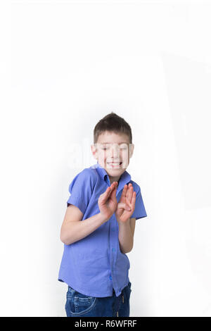 Porträt eines Jungen, beenden oder ablehnen Geste auf weißem Hintergrund. Lächelnd Teenager mit Ekel gesichts Emotionen. Stockfoto