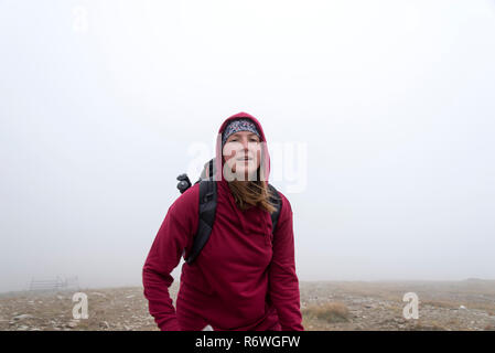 Frau Wandern auf dem Berg Stockfoto