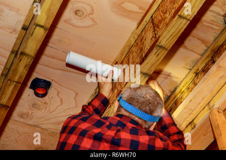 Klempner zur Festsetzung Kunststoff wc weiße Leitung in close-up Shot geklebt Stockfoto