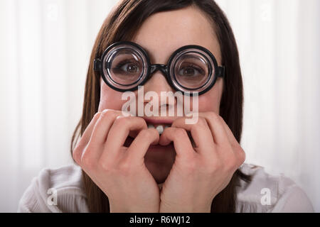Nerd Frau beißen Ihre Fingernägel Stockfoto