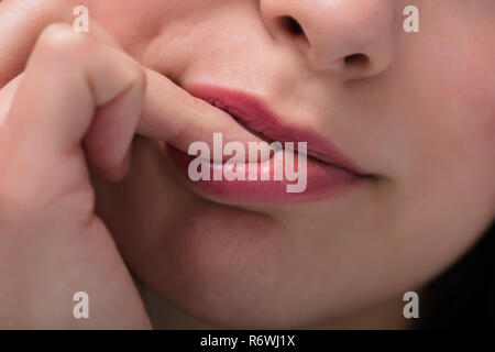 Geschäftsfrau beißen ihr Fingernagel Stockfoto