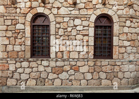 Zwei Fenster auf alten Steinmauer Stockfoto