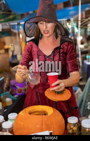 Kalapana, Hawaii - Hunderte sorgen die Kalapana Nacht Markt jeden Mittwoch für Musik, Tanz, Essen, Kunsthandwerk. Viele trugen Kostüme auf Haloween nahe. Stockfoto