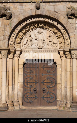 Tür in die Kirche von Dinan, Cotes d'Armor, Bretagne, Frankreich Stockfoto