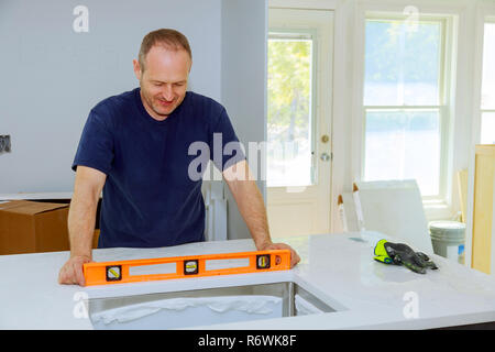 Arbeitnehmer sind Einbau der oberen Zähler Küche. Stockfoto