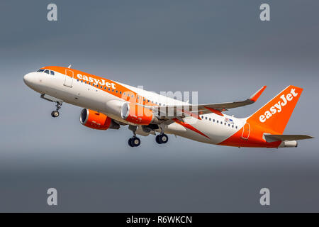 Eine Easyjet Airbus A 320, Registrierung OE-IJU, vom Flughafen Manchester in England. Stockfoto