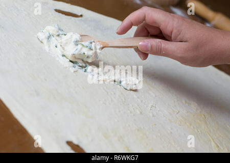 Herstellung von hausgemachten Käse Kuchen oder andere Backwaren Vorspeise Stockfoto