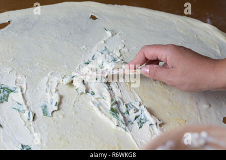 Herstellung von hausgemachten Käse Kuchen oder andere Backwaren Vorspeise Stockfoto