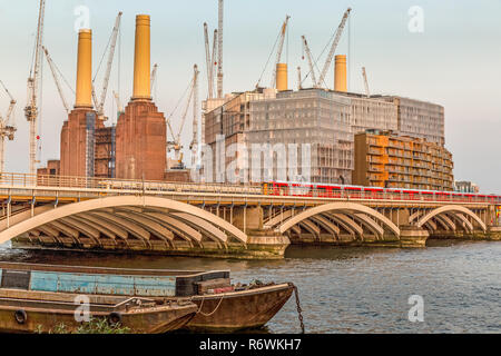 Das Grosvenor Bridge über die Themse in London mit Battersea Power Station hinter sich. Stockfoto