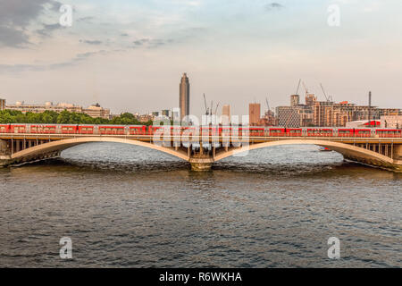 Das Grosvenor Bridge oder Victoria Railway Bridge über die Themse in London. Zwei Brücken aus dem 19. Jahrhundert, wurde in den 1960er Jahren gemacht. Stockfoto