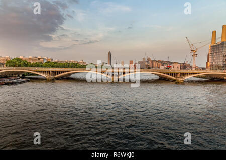 Das Grosvenor Bridge oder Victoria Railway Bridge über die Themse in London. Zwei Brücken aus dem 19. Jahrhundert, wurde in den 1960er Jahren gemacht. Stockfoto