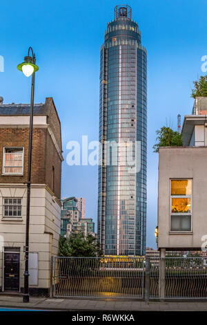 Blick auf St. George Wharf Tower, oder Vauxhall Tower, in London, von der Anderen (südlichen) Seite der Themse, am frühen Abend. Stockfoto