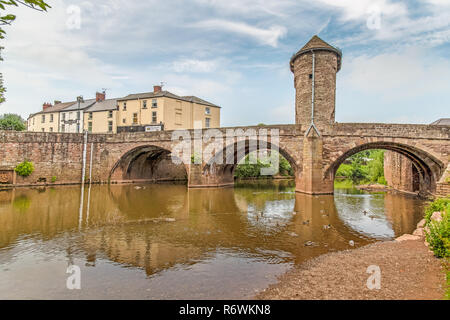 Die Monnow Bridge in Momnouth, Wales. Die einzige verbleibende befestigte River Bridge in Großbritannien mit seinem Gate Tower auf der Brücke stehen. Stockfoto