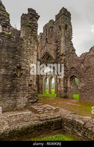 Llanthony Priory, einem ehemaligen Augustiner Kloster in das Tal von Ewyas, einem steilen seitig einmal vergletscherte Tal innerhalb der Schwarzen Berge in Wales. Stockfoto