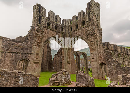 Llanthony Priory, einem ehemaligen Augustiner Kloster in das Tal von Ewyas, einem steilen seitig einmal vergletscherte Tal innerhalb der Schwarzen Berge in Wales. Stockfoto