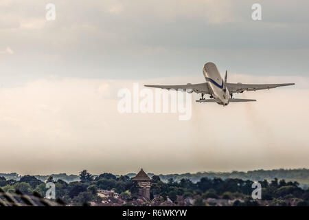 Ein Jet Airliner, Flugzeug, und sie in den Himmel und Wolken. Stockfoto