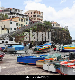 Fischerboote im Hafen von Camara de Lobos Stockfoto