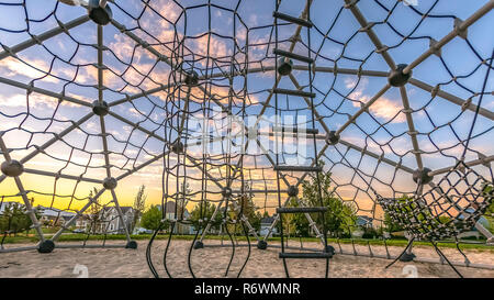 Weiten Himmel bei Sonnenuntergang von der Innenseite der Kuppel Kletterer gesehen Stockfoto