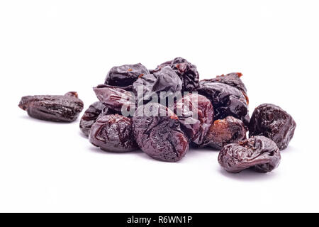 Natürlich süße getrocknete Pflaumen auf einem sauberen weißen Hintergrund, gesund, köstlich und mit Geschmack in jedem Biss gefüllt. Stockfoto