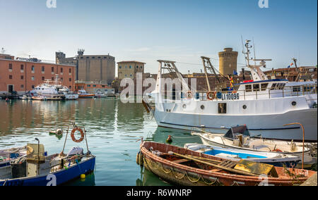 Blick auf die Fortezza Vecchia, einer alten Festung mit Turm in Livorno entfernt, auf einer Fläche, die viele kleine Venedig, Toskana, Italien Stockfoto