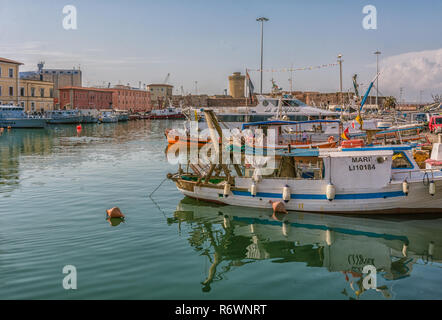 Blick auf die Fortezza Vecchia, einer alten Festung mit Turm in Livorno entfernt, auf einer Fläche, die viele kleine Venedig, Toskana, Italien Stockfoto