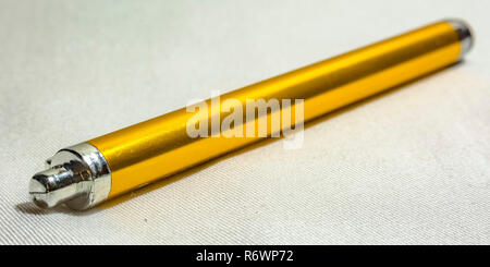 Gelb Stylus Stift auf einem weißen texturierte Oberfläche Stockfoto