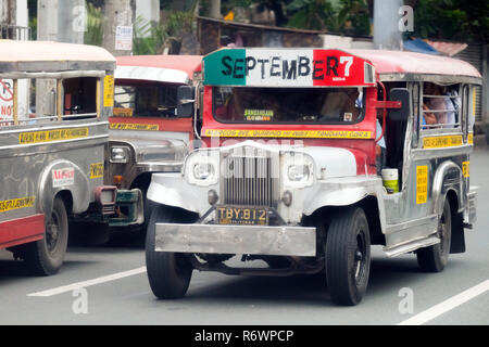 Traditionelle Jeepney, öffentlichen Verkehr auf der Straße in Quezon City, Metro Manila, Philippinen Stockfoto