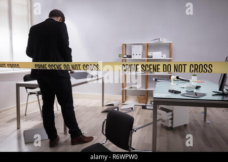 Forscher Sammeln der Beweise im Büro Stockfoto