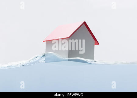 Haus Modell auf dem Wasser schwimmend Stockfoto