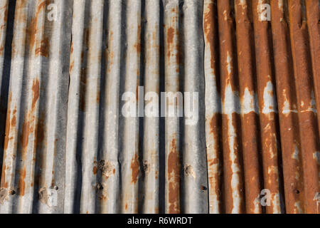 In der Nähe von eine rostige verwitterte Wellblechdach. Stockfoto