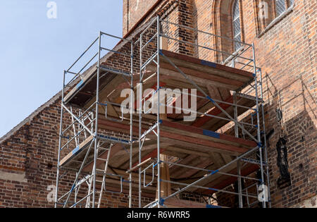 Gerüst vor der Wand einer gotischen Backsteinkirche Stockfoto