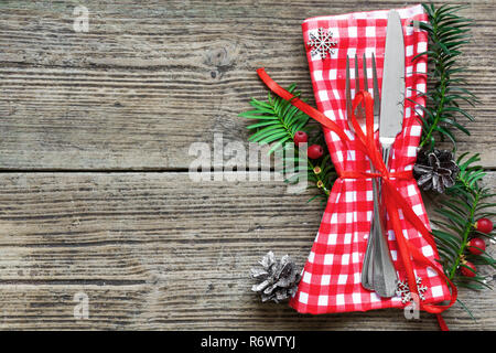 Weihnachten Tisch Einstellung mit Weihnachten Kiefer Äste, Farbband und Kegel. Weihnachten Hintergrund. Ansicht von oben mit der Kopie Raum Stockfoto