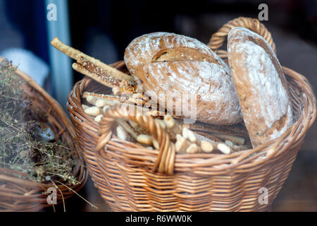 Brot Brote und Baguettes in einem Weidenkorb. Stockfoto