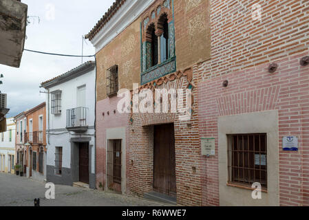 ZAFRA, Badajoz, Spanien - 24. NOVEMBER 2018: Haus der Ajimez (zweibogige Fenster) Stockfoto