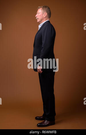 Volle Länge Profil ansehen Portrait von älteren Geschäftsmann stehend Stockfoto