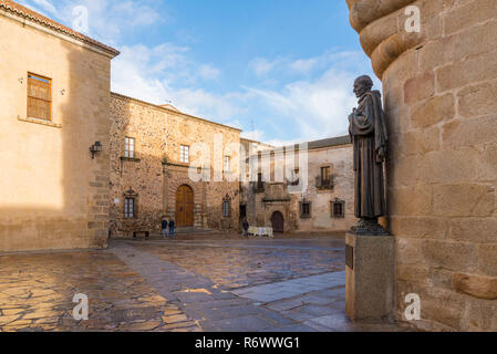 CACERES, Spanien - 25 NOVEMBER 2018: die Statue von San Pedro de Alcantara neben dem Turm der Kathedrale entfernt Stockfoto