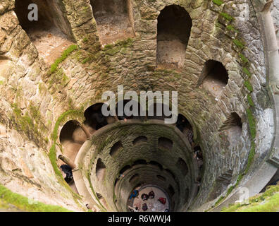 SINTRA, PORTUGAL - November 19, 2018: Quinta da Regaleira. Sie suchen die Einleitung. Stockfoto