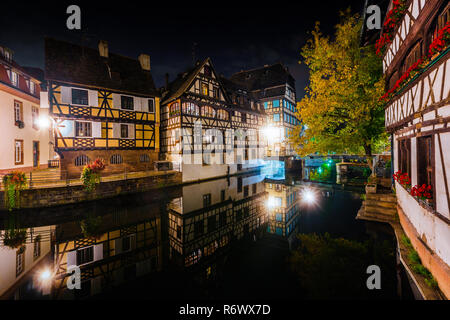 Historische Fachwerkhäuser in Gerber Viertel im Stadtteil La Petite France in Straßburg bei Nacht, Elsass, Frankreich Stockfoto