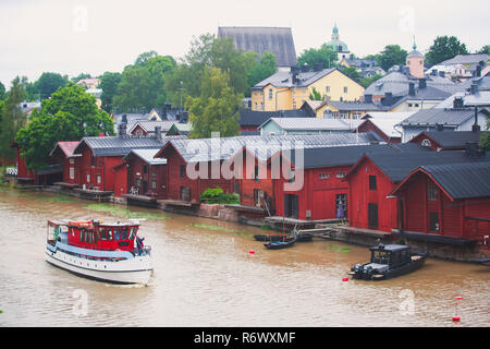 Anzeigen von Porvoo Altstadt mit roten hölzernen Schuppen, Borga, eine Stadt und eine Gemeinde an der südlichen Küste von Finnland liegt etwa 50 km Stockfoto