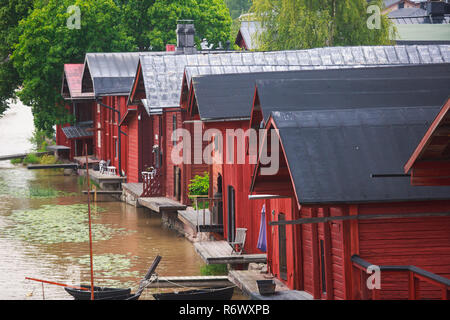 Anzeigen von Porvoo Altstadt mit roten hölzernen Schuppen, Borga, eine Stadt und eine Gemeinde an der südlichen Küste von Finnland liegt etwa 50 km Stockfoto