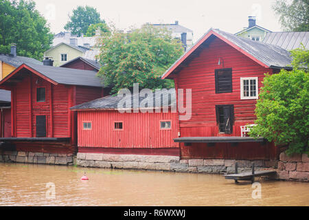 Anzeigen von Porvoo Altstadt mit roten hölzernen Schuppen, Borga, eine Stadt und eine Gemeinde an der südlichen Küste von Finnland liegt etwa 50 km Stockfoto