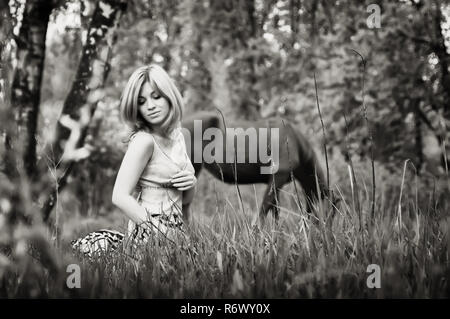 Sepia Porträt einer blonden Frau im Wald Stockfoto