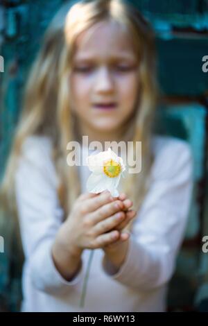 Portrait Mädchen, dass eine Blume Anemone, Vintage, Stockfoto