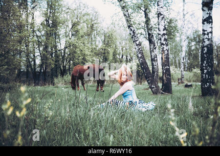 Schöne blonde Frau Ruhen im Gras Stockfoto