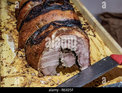 Porchetta: gefüllte Schwein, auf der Nehrung ohne Knochen gekocht Stockfoto