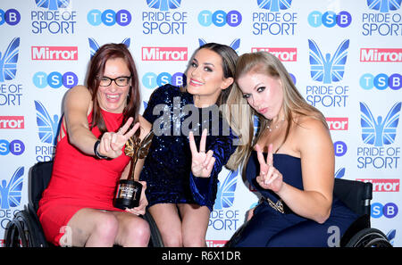 Olivia Gallagher (links) mit ihrer jungen Sportler Auszeichnung von Amber Davies (Mitte) und Hannah Cockroft's (rechts) bei der Stolz des Sports Awards 2018 im Grosvenor House Hotel, London präsentiert. Stockfoto