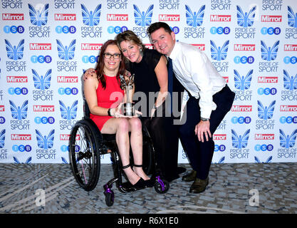 Olivia Gallagher (links) und Eltern mit ihrem Young Sportsperson Award bei den Pride of Sport Awards 2018 im Grosvenor House Hotel, London. Stockfoto