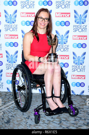 Olivia Gallagher mit ihrer jungen Sportler Auszeichnung bei den Stolz des Sports Awards 2018 im Grosvenor House Hotel, London. Stockfoto