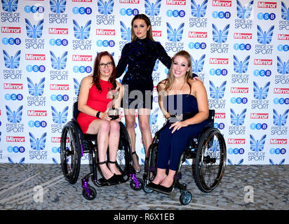 Olivia Gallagher (links) mit ihrer jungen Sportler Auszeichnung von Amber Davies (Mitte) und Hannah Cockroft's (rechts) bei der Stolz des Sports Awards 2018 im Grosvenor House Hotel, London präsentiert. Stockfoto