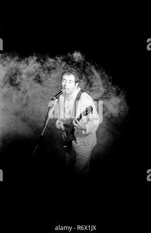 Datei Bild: Pete Shelley mit der buzzcocks am Patti Pavillion in Swansea am 11. Oktober 1990. Er hat heute gestorben (6. Dezember 2018) Alter 63. Stockfoto